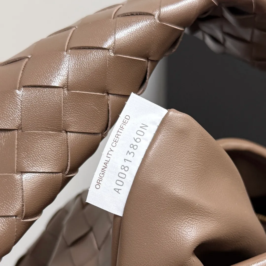 Batch 1960 It seems that this bag from BV has been popular recently ~ The new Hop is really not too beautiful. The whole bag has no seams. The bag body and handles are made of one piece of leather. It reflects the style and essence of Bottega Veneta. It truly represents craftsmanship and creativity. The large size has a very loose and lazy upper body. Big bag lovers will definitely not regret buying it. Style number: 796262 Size: 46*21*10cm